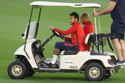 Neymar conduce un carrito de golf, en Catar.-AFP / KARIM JAAFAR (AFP)