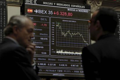Inversores en el parquet de la Bolsa de Madrid.-KIKO HUESCA (EFE)