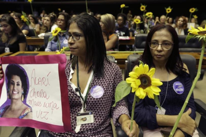 Varias mujeres participan en un homenaje a la concejala brasileña Marielle Franco, en la Cámara de Diputados, en Brasilia, el 15 de marzo.-/ EFE / JOEDSON ALVES
