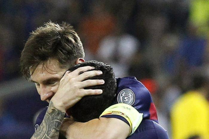 Pedro y Leo Messi, celebran el quinto gol del equipo blaugrana.-EFE