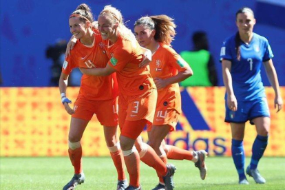 Las jugadoras holandesas celebran el segundo tanto en los cuartos ante Italia.-TOLGA BOZOGLU (EFE)