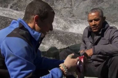 Obama y Grylls comen salmón en Alaska.-NBC