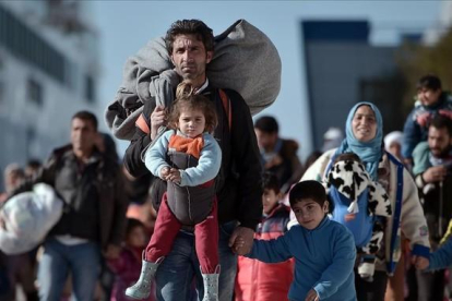 Llegada al puerto del Pireo de un grupo de inmigrantes con niños procedentes de Lesbos y Chios, el lunes.-AFP / LOUISA GOULIAMAKI
