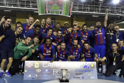 Los jugadores del Barcelona Lassa, con la Copa del Rey de balonmano tras iderrotar en la final al Naturhouse-EFE / J. CASARES