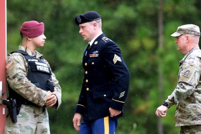 El sargento Bergdahl es conducido al tribunal militar en Carolina del Norte, este lunes.-AFP / SARA D DAVIS