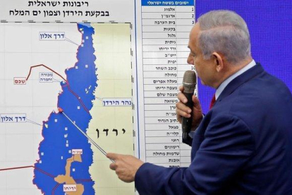 Netanyahu señala el Valle del Jordán en un mapa durante un acto de su campaña electoral.-MENAHEM KAHANA (AFP)