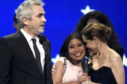 Alfonso Cuarón, Yalitza Aparicio y Marina de Tavira, en los premios Critics Choice-AP / INVISION / CHRIS PIZZELLO