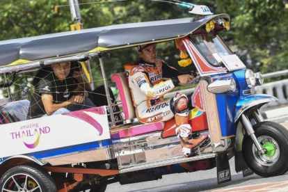 Marc Márquez, conduciendo hoy en típico taxi por las calles de Bangkok.-MOTOGP.COM / DIEGO SPERANI