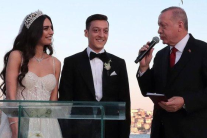 El presidente turco Erdogan dirige unas palabras al futbolista Mesut Özil y a la modelo Amine Gülse durante la ceremonia de su boda / EF-EFE