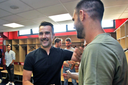 López Garai y Atienza se saludan cuando ambos eran numantinos la pasada temporada.-Mario Tejedor