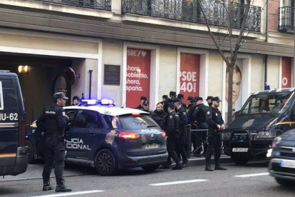 Policía en la sede del PSOE tras la irrupción de miembros de Hogar Social en Madrid.-HOGAR SOCIAL MADRID
