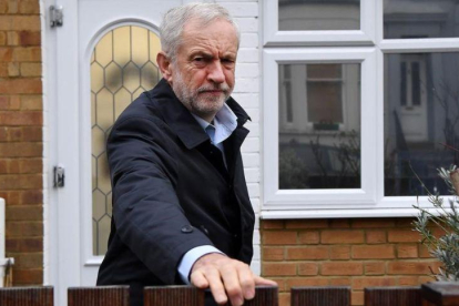 El lider de los laboristas, Jeremy Corbyn, saliendo de su domicilio en Londres.-ANDY RAIN (EFE)