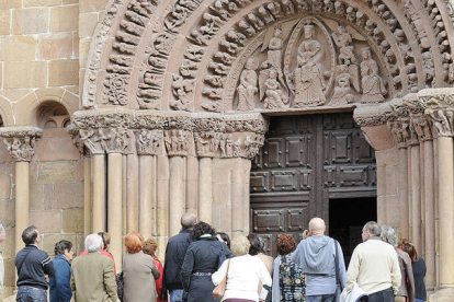 Turistas en la iglesia de Santo Domingo. / VALENTÍN GUISANDE-