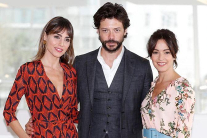 Los actores Irene Arcos, Álvaro Morte y Verónica Sanchez, en la presentación en Cannes de la serie de Movistar+ El embarcadero.-EL PERIÓDICO