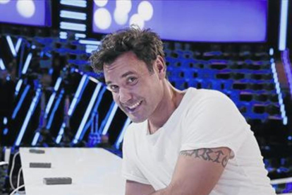 DIVERTIDO. Miquel Fernández bromea con el artilugio con el que vota el público en el plató.-RICARD CUGAT