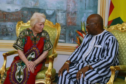 Jocelyn Elliot en su conversación con el Presidente de Burkina Faso, Roch Christian Kabore.-AHEMED OUOBA / AFP