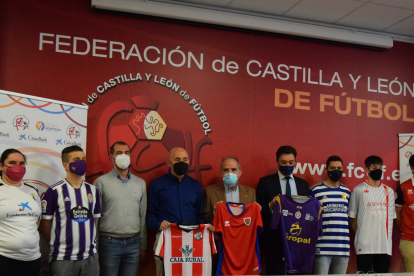 Algunos de los participantes con todas las camisetas de los equipos de Castilla y León en + QUE GOLES. FCYLF