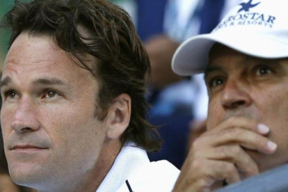 Carlos Moyà, junto a Toni Nadal, en la grada del Rod Laver Arena en Melbourne.-REUTERS / ISSEI KATO
