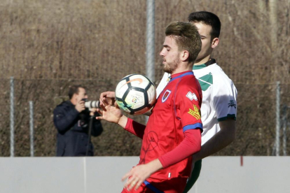 Javier Vidorreta protege el balón durante el partido del juvenil el pasado domingo ante el Pamplona.-LUIS ÁNGEL TEJEDOR