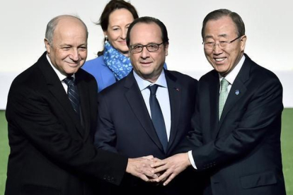 Laurent Fabius, Ségolène Royal, François Hollande y Ban Ki-moon, durante la jornada inaugural de la COP21 en París.-AP