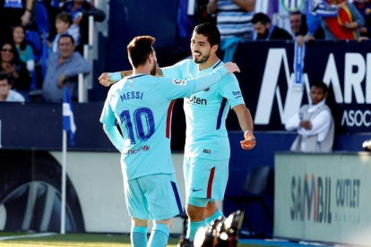 El delantero uruguayo del Barcelona Luis Suárez (d) celebra con su compañero, el argentino Leo Messi (i), su gol marcado ante el Leganés durante el partido correspondiente a la duodécima jornada de LaLiga Santander disputado en el estadio de Butarque.-EFE