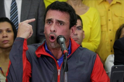 Capriles, en una rueda de prensa en Caracas, el 21 de octubre.-REUTERS / MARCO BELLO