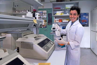 La investigadora Carolina Velázquez en el laboratorio de Genética Molecular del Cáncer Hereditario.-- PABLO REQUEJO