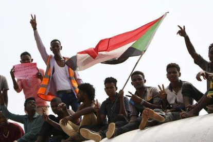 Un grupo de sudaneses celebran la rúbrica del acuerdo constitucional, este sábado.-AP