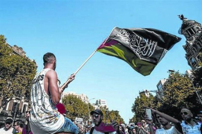 Un joven exhibe una bandera de Al Qaeda en una manifestación en Barcelona, en julio.-FACEBOOK