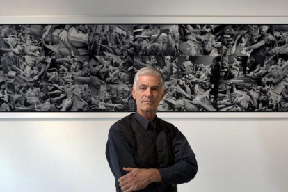 James Nachtwey ante una de sus obras, en octubre del 2012.-EFE / ARNO BURGI