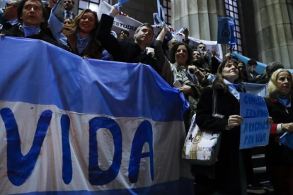 Decenas de personas contrarias a la legalización del aborto se manifiestan en Buenos Aires.-DAVID FERNÁNDEZ (EFE)