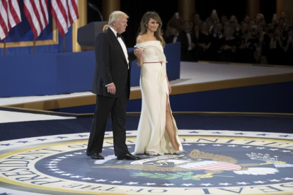 Melania Trump, junto a Donald Trump, en el baile en homenaje a las Fuerzas Armadas.-CJ GUNTHER / EFE