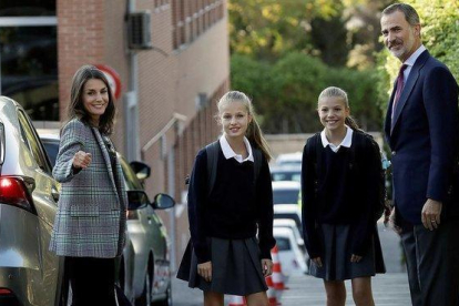 Los reyes han acompanado este miercoles a sus hijas en su primer dia de clase en el colegio privado Santa Maria de los Rosales de Madrid.-EFE
