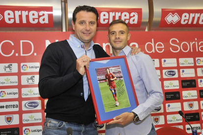 Ripa estuvo acompañado por Palacios en su despedida como jugador numantino y el club le entregó un cuadro con su imagen como recuerdo.-Valentín Guisande