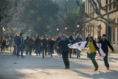 Manifestantes independentistas han reventado hoy el candado de algunas puertas de acceso al Parque de la Ciutadella y han desbordado el cordón policial de los Mossos d'Esquadra para plantase ante el Parlament, donde un perímetro de vallas protege los acce-EFE