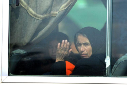 Una familia desplazados intenta regresar a sus hogares en Siria.-EPA