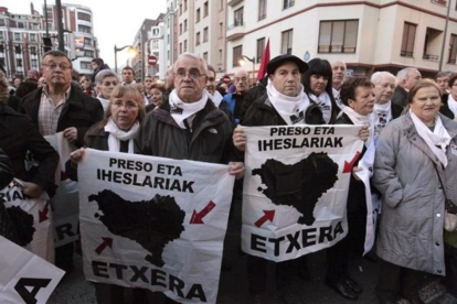 Participantes en la manifestación silenciosa celebrada en 2014 en Bilbao convocada por el PNV.-LUIS TEJIDO