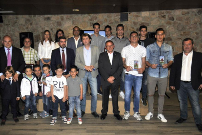 La tradicional foto de familia con los jugadores del Numancia más destacados de esta temporada y los patrocinadores de los trofeos ‘Aúpa Numancia’.-Valentín Guisande