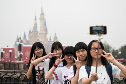 Unas visitantes al nuevo parque Disney en hacen un selfie durante la ceremonia de inauguración.-AFP / JOHANNES EISELE