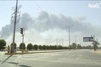 Imágenes de Al Arabiya del ataque a refinerías de Arabia Saudí.-AP / AL ARABIYA