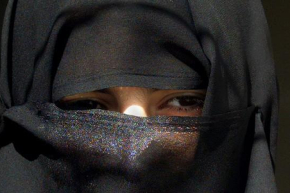 Mujer saudí andando por las calles de Riad (Arabia Saudí).-REUTERS / ALI JAREKJI