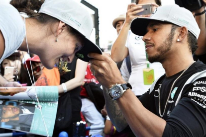 El británico Lewis Hamilton firma un autógrafo hoy en Suzuka (Japón).-EFE / FRANK ROBICHON