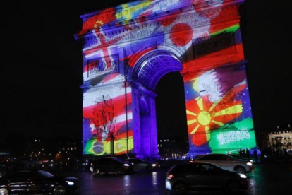 El Arco del Triunfo de París, iluminado con las banderas de los países participantes en el Mundial.-AP / THOMAS SAMSON