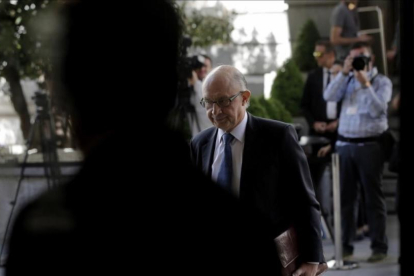 El ministro de Hacienda, Cristóbal Montoro, se dirige al hemiciclo, para defender el proyecto de Presupuestos Generales del Estado.-JOSÉ LUIS ROCA