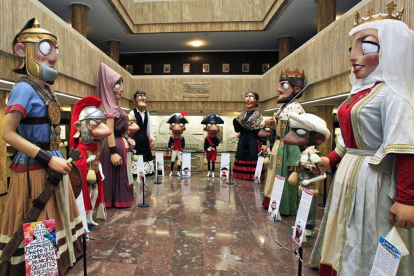 Los gigantes y cabezudos ayer en el patio de columnas del Ayuntamiento.-Mario Tejedor