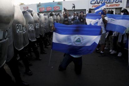 La Policía Nacional de Nicaragua bloqueó el paso a una manifestación contra el Gobierno de Ortega, que tenía como el lema Vamos ganando, y que transcurrió sin incidentes y bajo una fuerte presencia policial.-ESTEBAN BIBA (EFE)