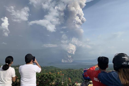 Evacúan a miles de personas por la actividad de un volcán cerca de Manila-AFP / BULLIT MARQUEZ