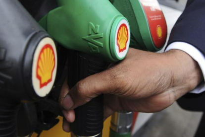 Un hombre se dispone a repostar gasolina en una estación de servicio de Shell en Londres, Reino Unido-ANDY RAIN