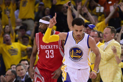 El jugador de los Warriors de Golden State Stephen Curry (c) celebra tras encestar contra los Rockets de Houston, durante el quinto partido de las finales de la Conferencia.-Foto: EFE