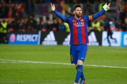 Messi protesta una acción durante el partido de Champions contra el PSG.-PAU BARRENA